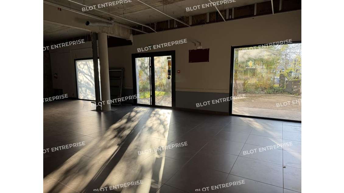 A louer local professionnel 151m² à Vannes Plescop