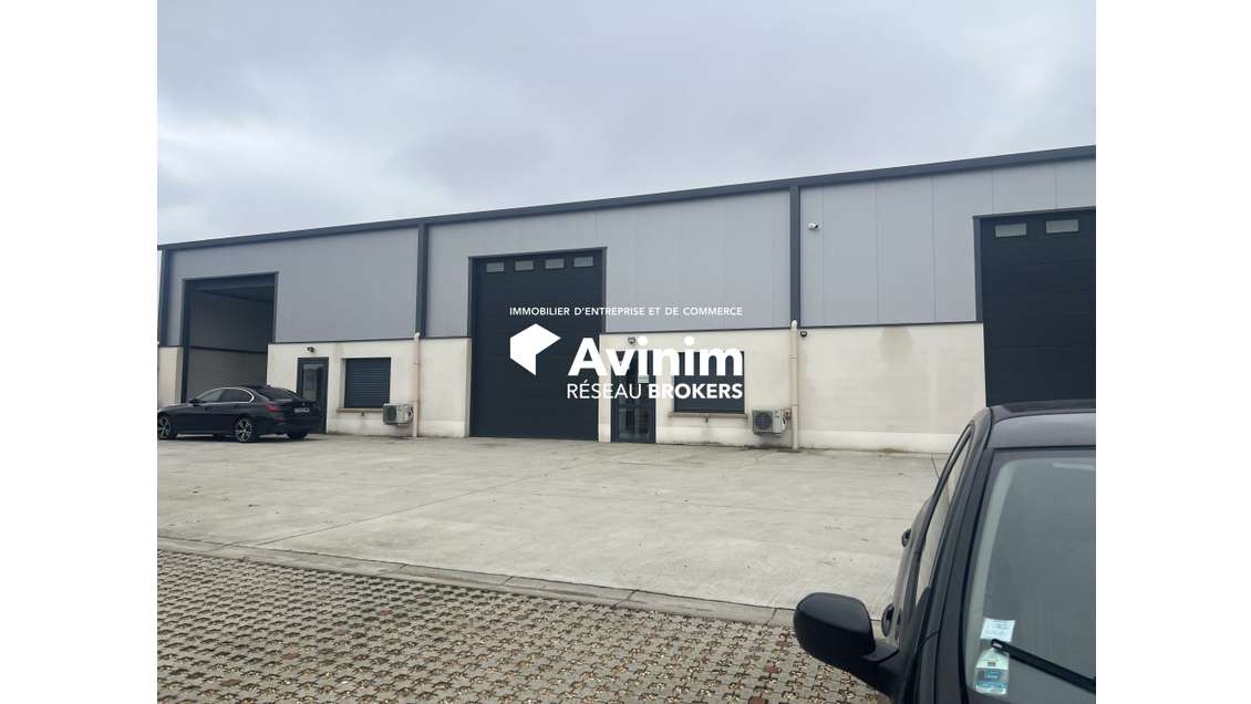 A louer local refait à neuf 280m² à Limours