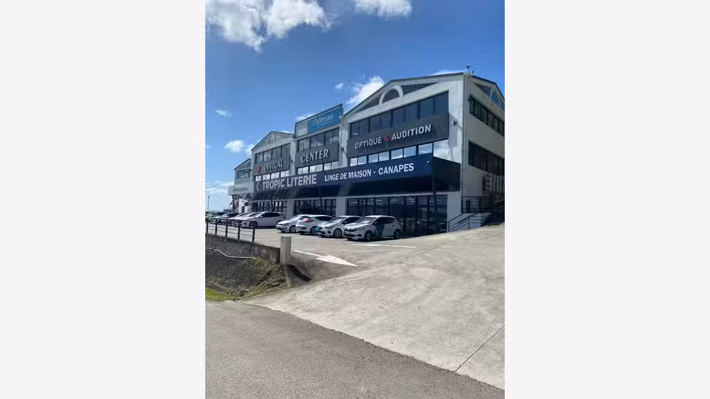 A louer local commercial neuf 275m² à Ducos Génipa
