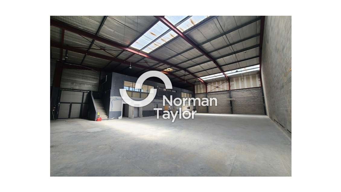 A louer local 551m² à Sète ZA des Eaux Blanches