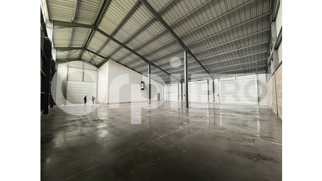 à louer local de stockage 500m² + bureaux Nassigny