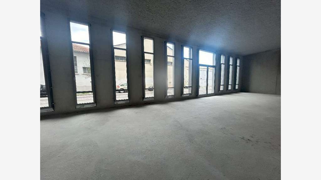 Loue local 363m² toutes activités proximité tram