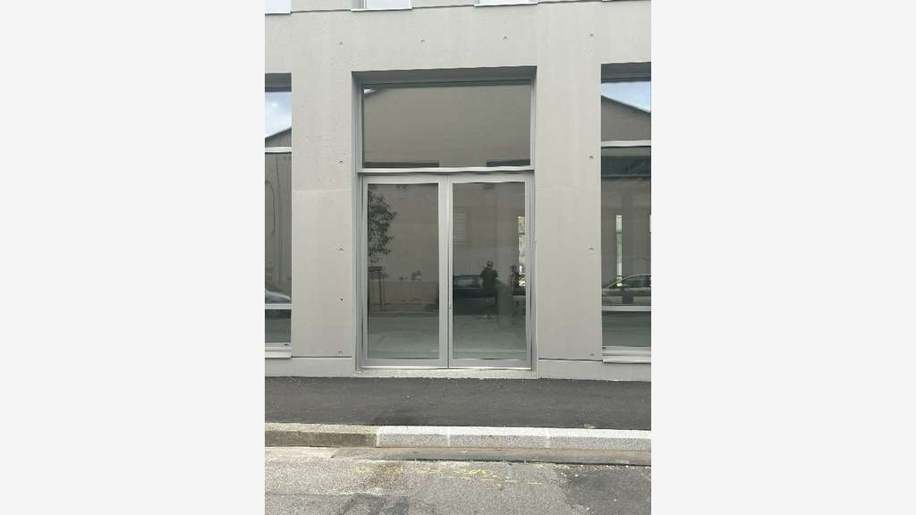 Loue local 363m² toutes activités proximité tram