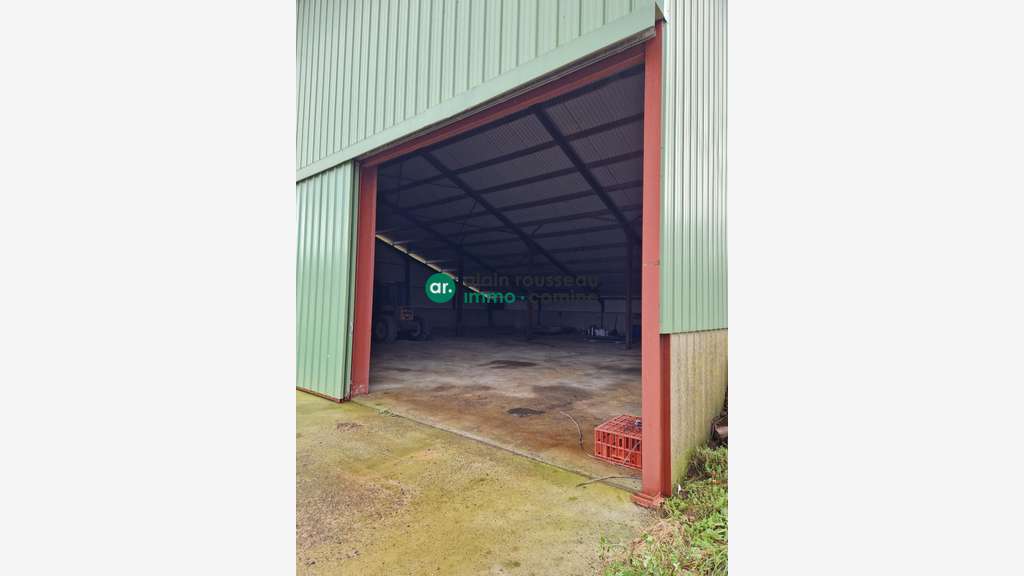 Entrepôt 2500m² à louer à Saint-Christophe-du-Bois