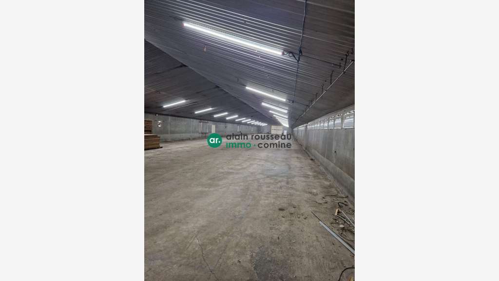 Entrepôt 2500m² à louer à Saint-Christophe-du-Bois