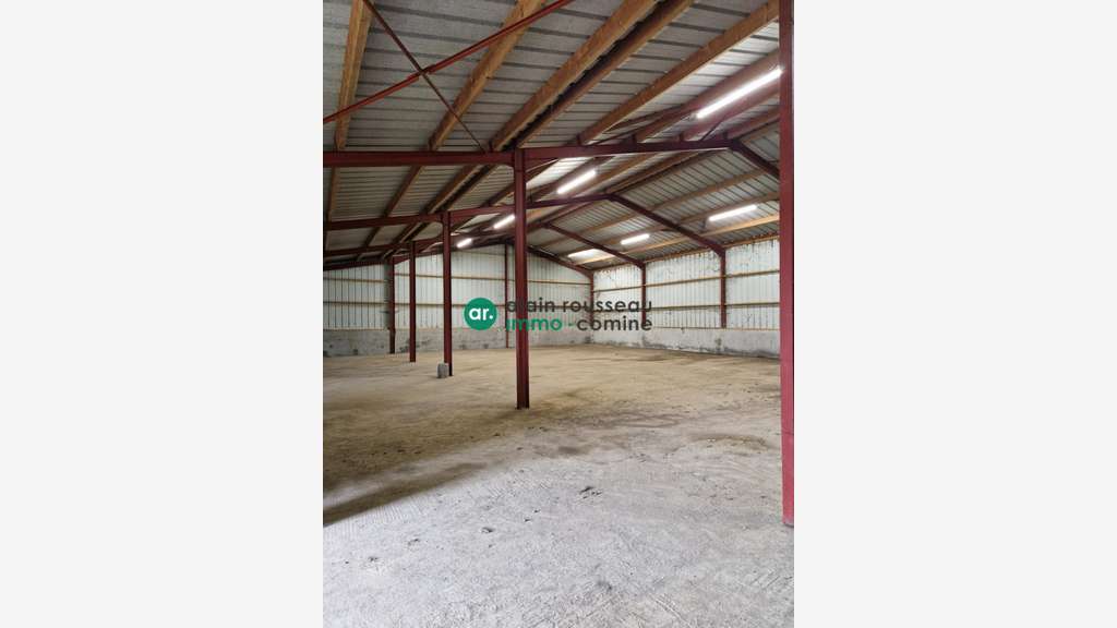 Entrepôt 2500m² à louer à Saint-Christophe-du-Bois