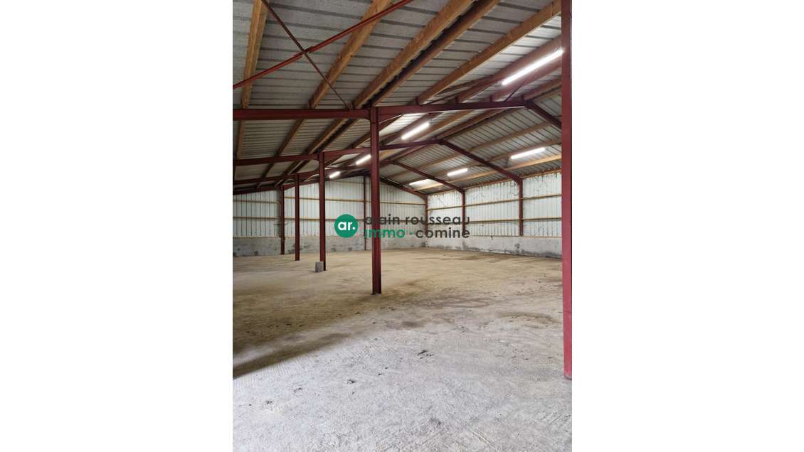 Entrepôt 2500m² à louer à Saint-Christophe-du-Bois