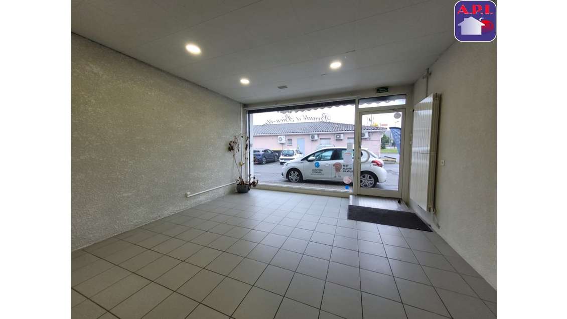 Location local commercial 73m²  à Laroque d'Olmes
