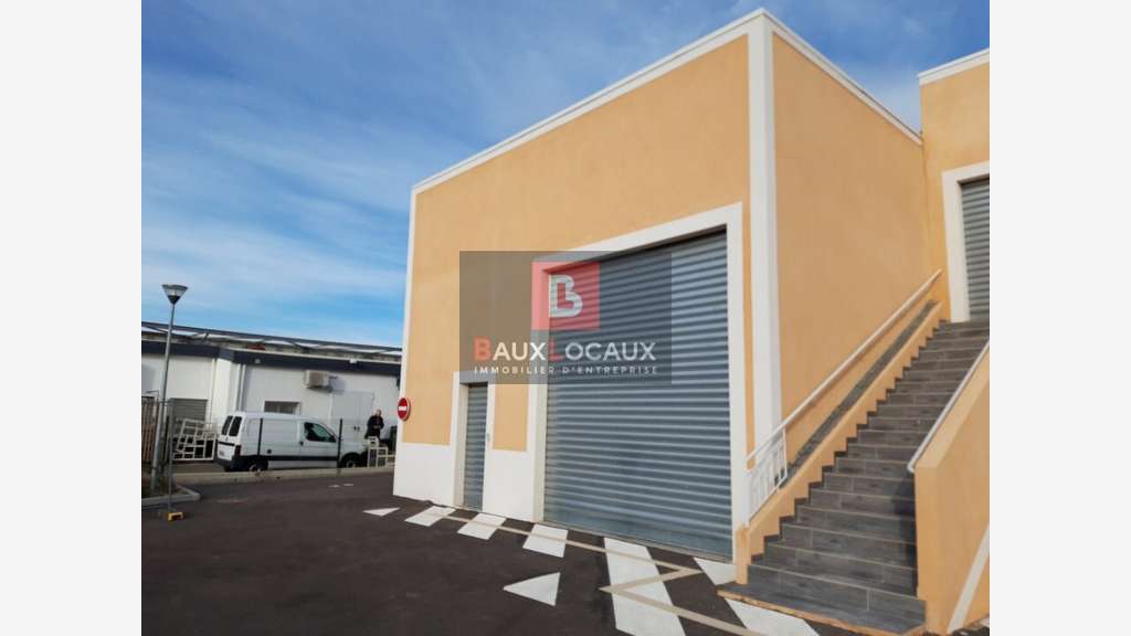 A louer local commercial 148m² avec parking Istres