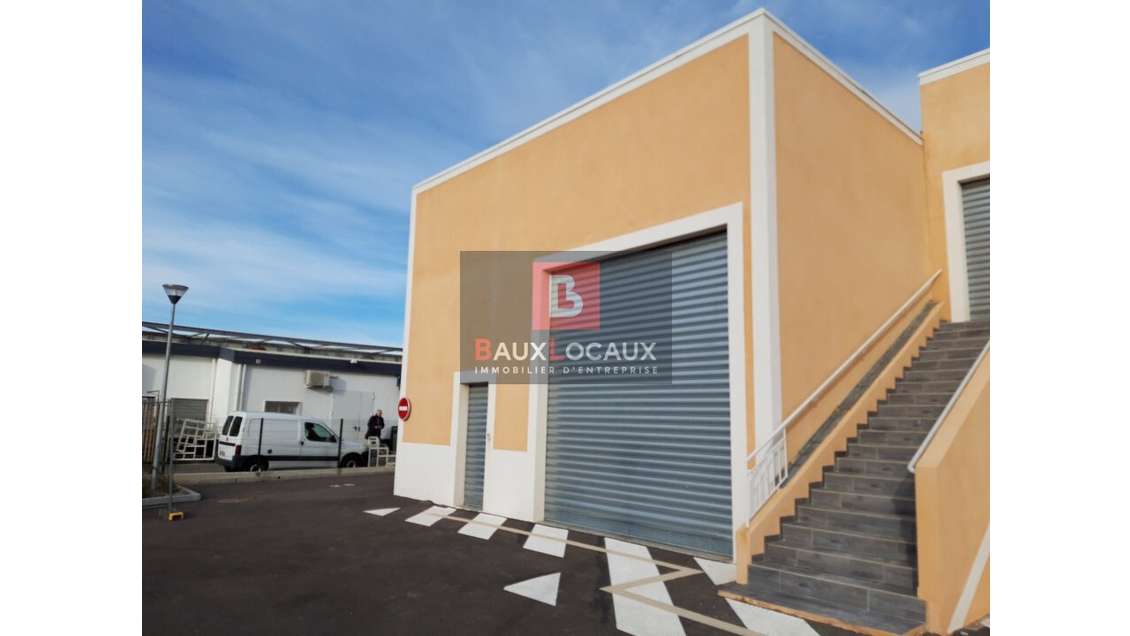 A louer local commercial 148m² avec parking Istres