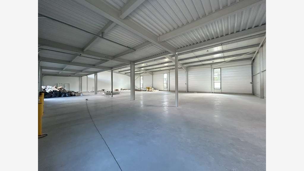 À louer locaux de 330 à 667m² ZA Fontcouverte 