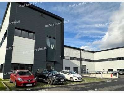 A louer locaux 1900m² à Saint-Aignan-Grandlieu