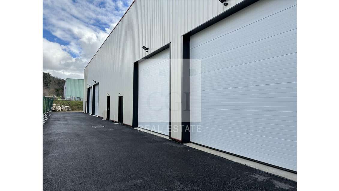 Loue locaux activités 1000m² + parkings à Millery