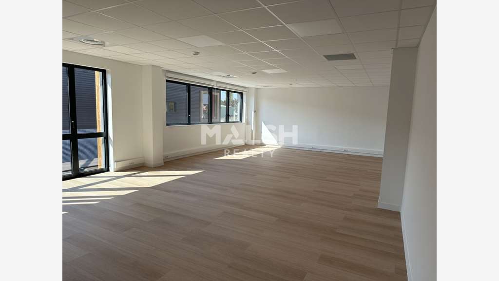 Loue locaux activités 3590m² St Quentin Fallavier