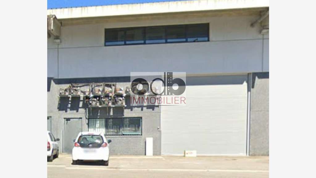 Locaux d'activités 225m² à louer à Montauroux 