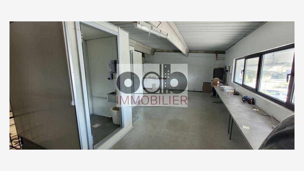 Locaux d'activités 225m² à louer à Montauroux 