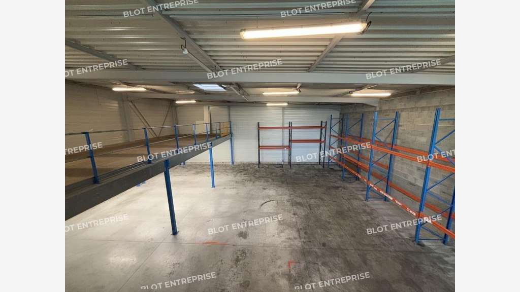 A louer bâtiment récent 334m² à Bouaye