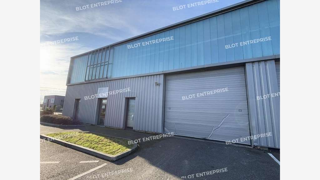 A louer bâtiment récent 334m² à Bouaye