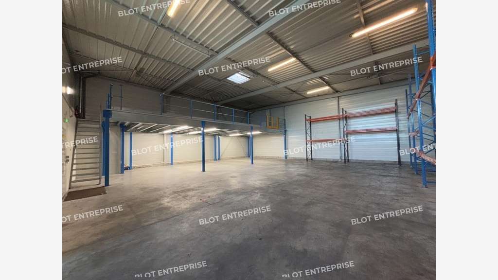A louer bâtiment récent 334m² à Bouaye