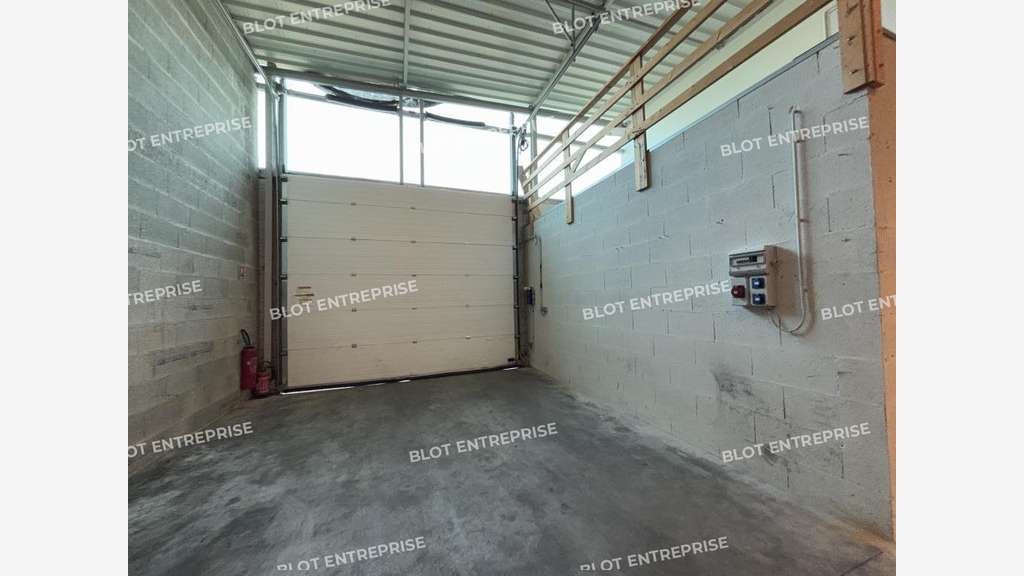 A louer bâtiment récent 334m² à Bouaye