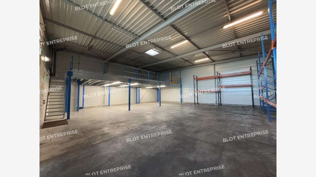 A louer bâtiment récent 334m² à Bouaye