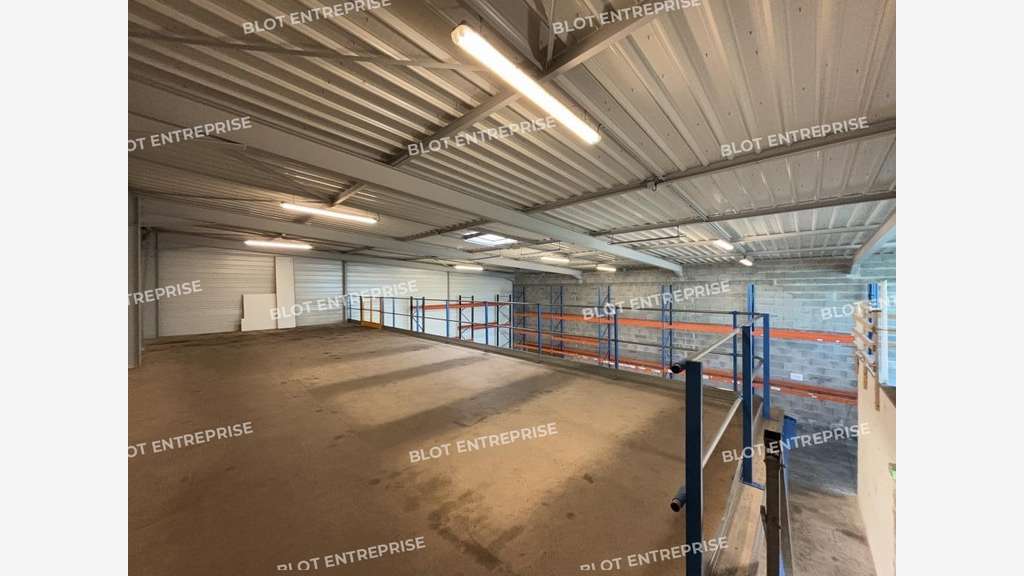 A louer bâtiment récent 334m² à Bouaye
