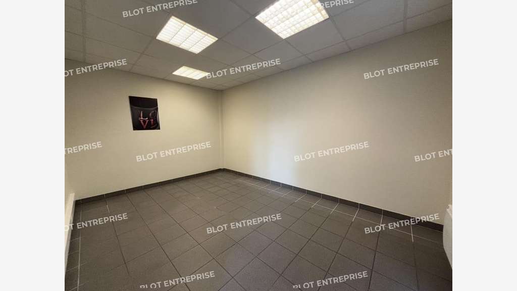 A louer bâtiment récent 334m² à Bouaye