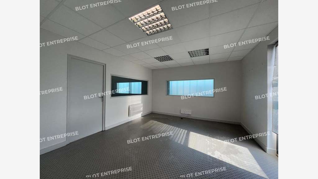 A louer bâtiment récent 334m² à Bouaye