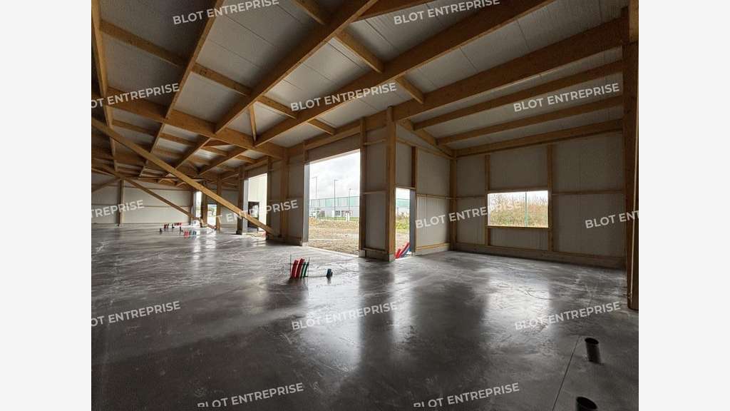 A louer locaux d'activités 1072m² divisible Bouaye