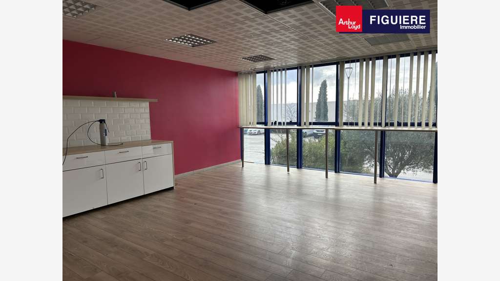 A louer entrepôt quais et bureaux Aix-en-Provence