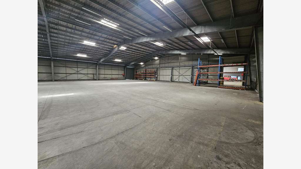 Local d'activité 3800m² à louer à Angers Est