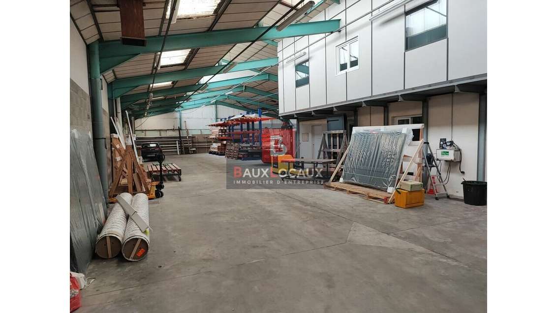 Entrepôt avec bureaux 750m² à louer à Arles Nord