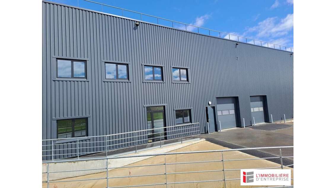 A louer local 640m² excellente visibilité Bédée 