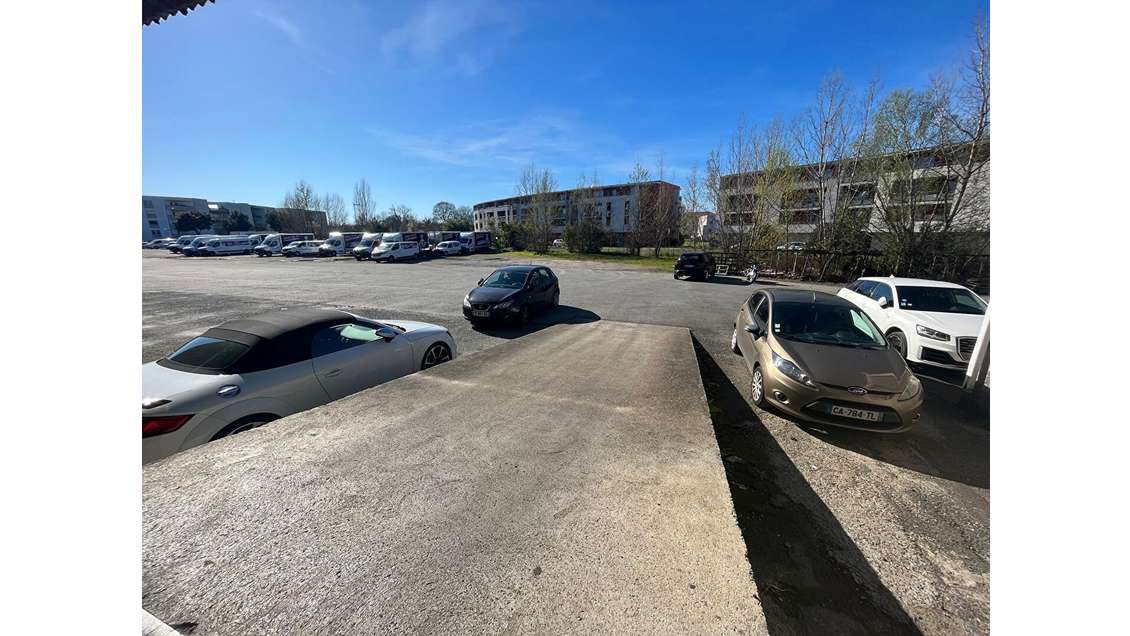 Entrepôt 210m² avec quai et bureau à louer Bègles