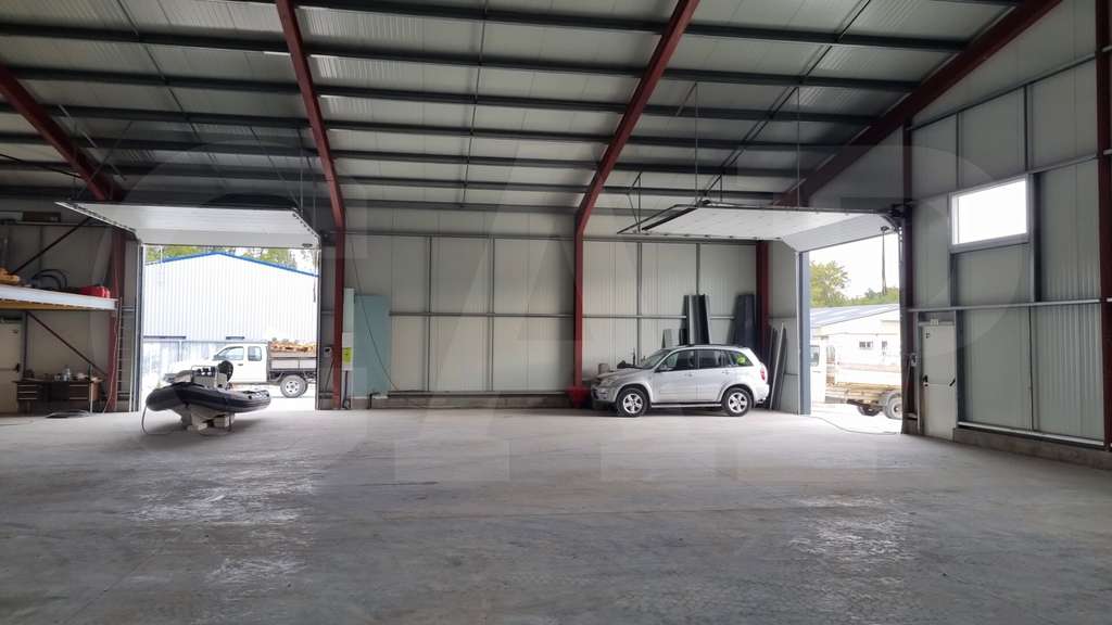 A louer entrepôt 695m² divisible secteur d'Auray
