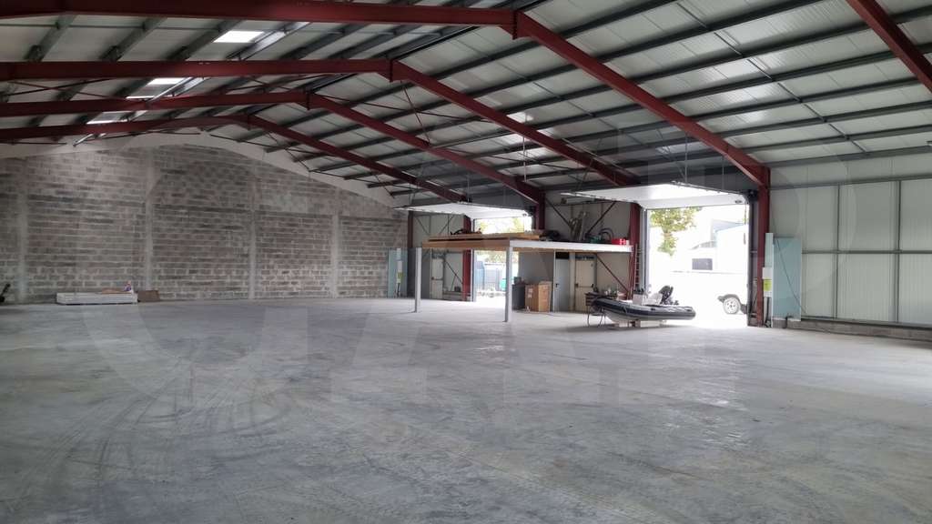 A louer entrepôt 695m² divisible secteur d'Auray