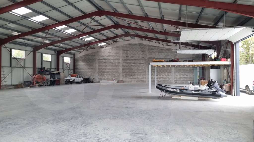 A louer entrepôt 695m² divisible secteur d'Auray