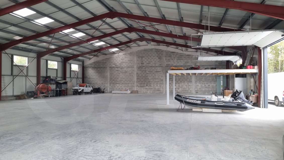 A louer entrepôt 695m² divisible secteur d'Auray