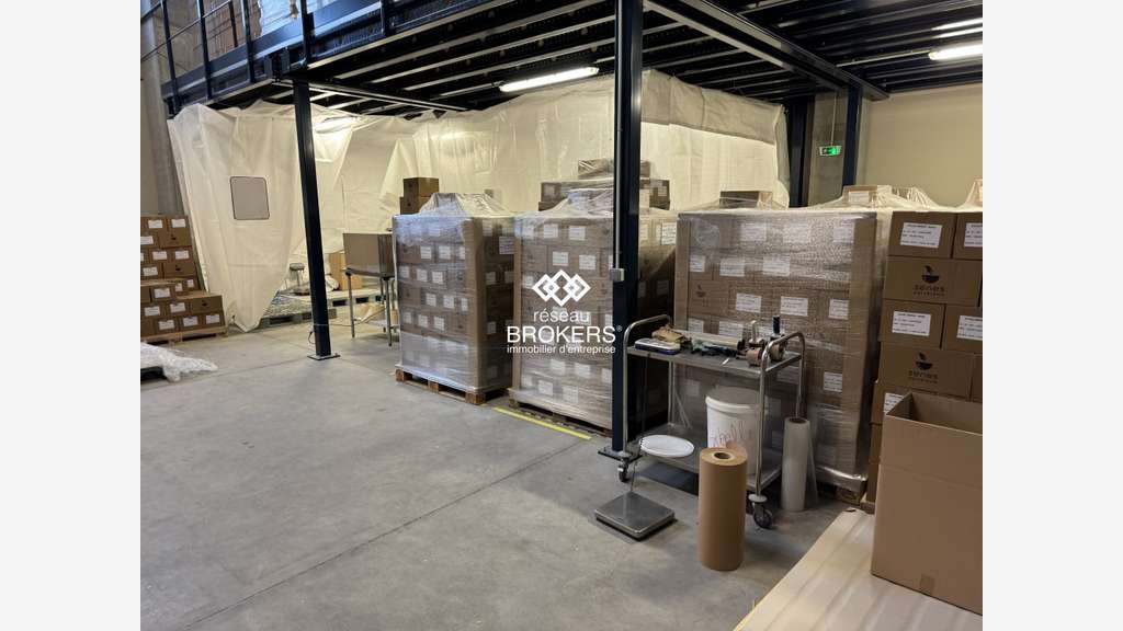 A louer beau local d'activité de 348m² à Sacuny !