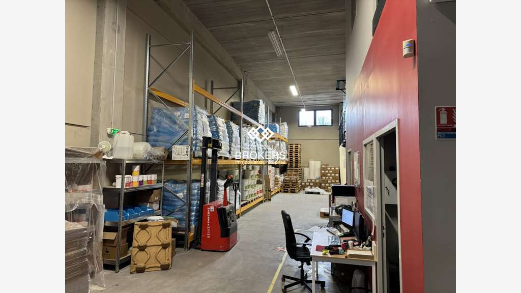 A louer beau local d'activité de 348m² à Sacuny !