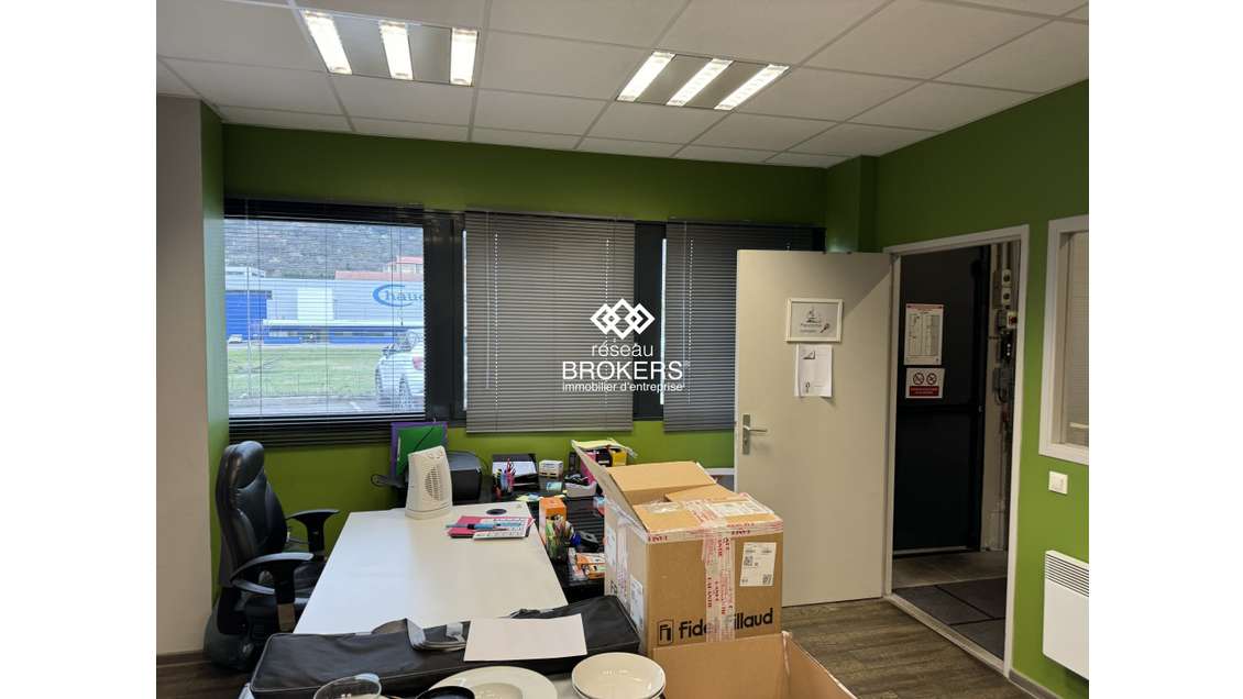 A louer beau local d'activité de 348m² à Sacuny !