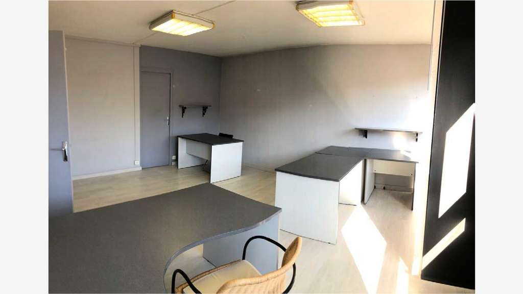 Local professionnel 35m² à louer à Bron centre