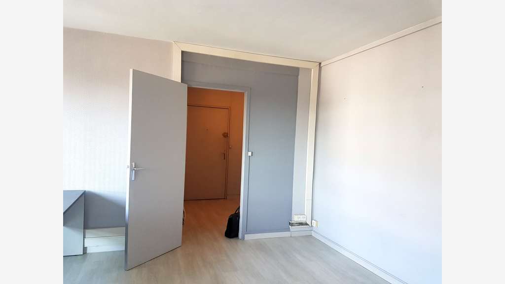 Local professionnel 35m² à louer à Bron centre