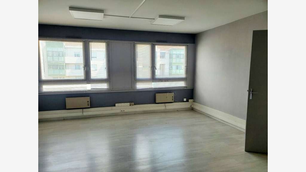 Local professionnel 35m² à louer à Bron centre