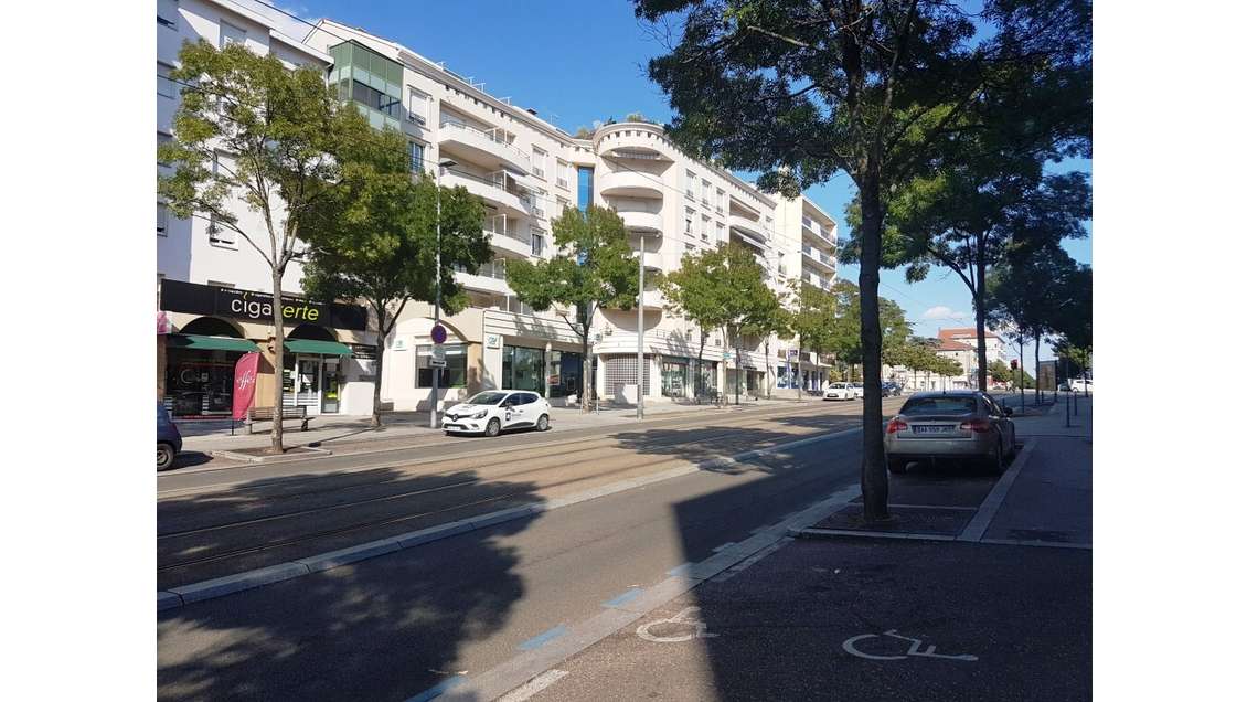 Local professionnel 35m² à louer à Bron centre 