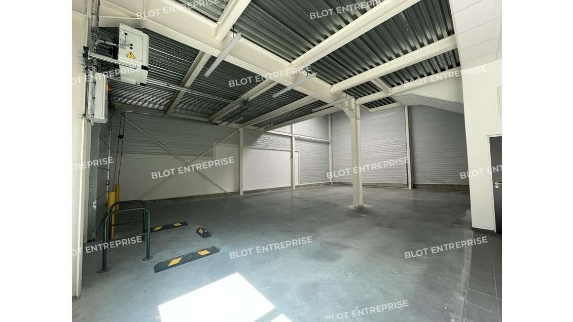 A louer local pro 586m² à Carquefou