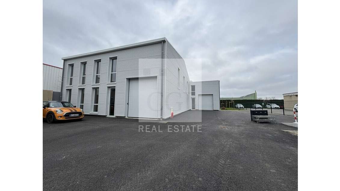 Local d'activité 360m² à louer à Chassieu 