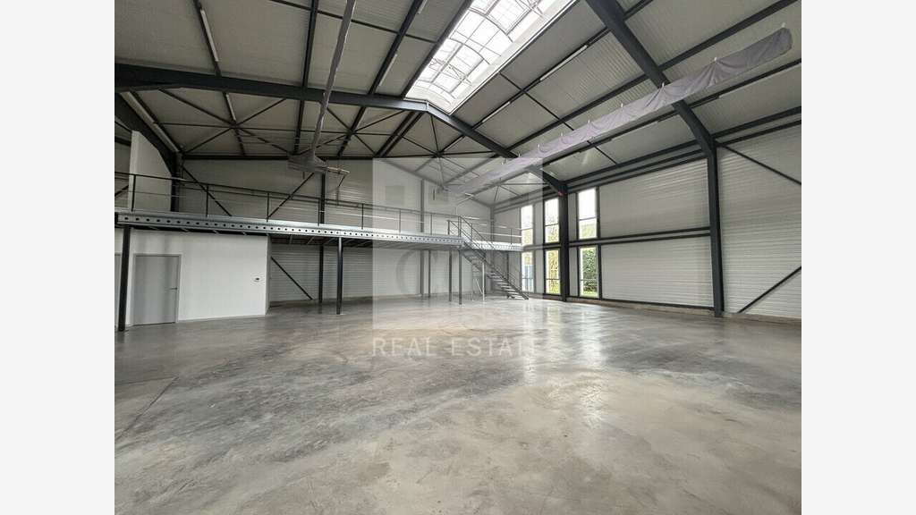 Local d'activité 360m² à louer à Chassieu
