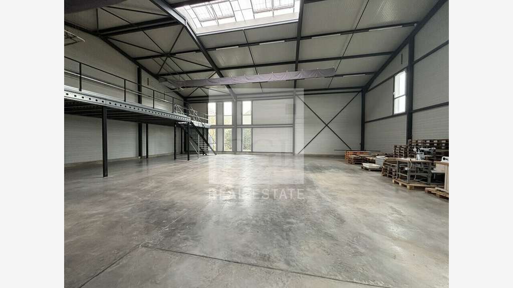 Local d'activité 360m² à louer à Chassieu
