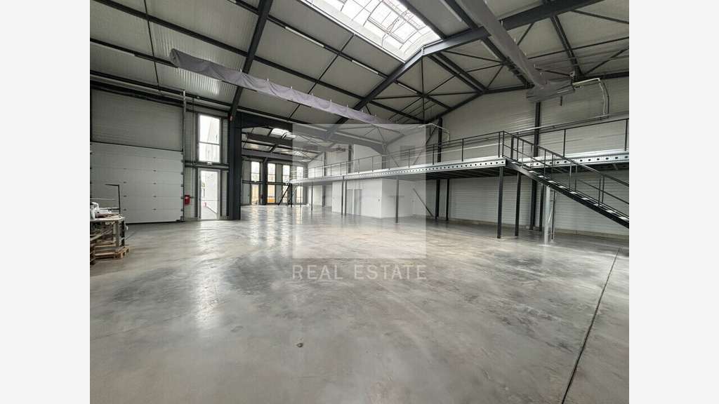 Local d'activité 360m² à louer à Chassieu